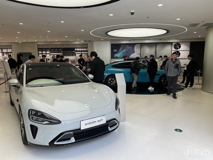 小米汽车门店火爆到限流!看车队伍排到晚上10点,消费者:加完班也要来看看