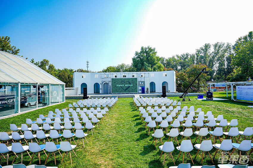 毫末智行大模型解题城市辅助驾驶！连推三款千元NOH产品，加速城市落地