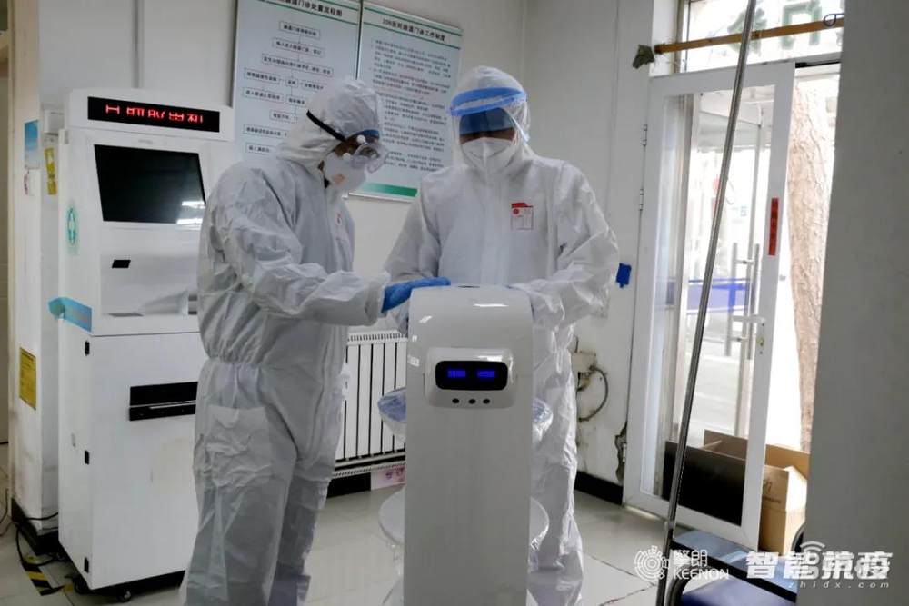 万台送餐机器人落地真相：钱少事多还听话！