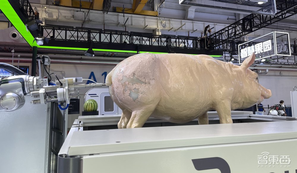 邓丽君现场“复活”!130只机器狗群舞,世界机器人大会7大亮点揭秘