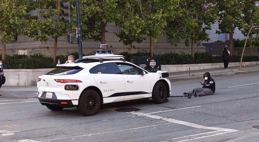 Waymo无人车撞倒滑板青年 事后澄清：安全员手动接管，无人严重受伤