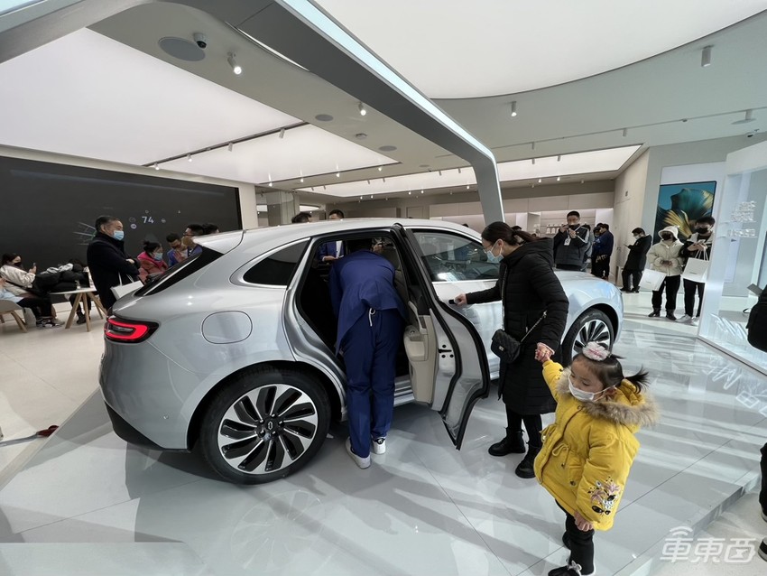 华为鸿蒙汽车北京开卖！店内人满为患，两天卖出去7台