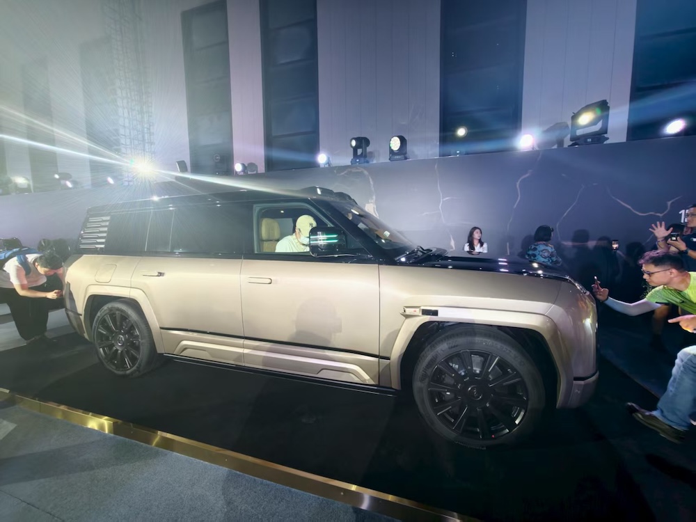 128万起!比亚迪车皇开卖,戴24K黄金车标,还能隔空开车窗