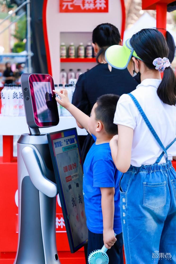 机器人志愿者上岗FIRST青年电影节,带你探班最飒高原露天影展