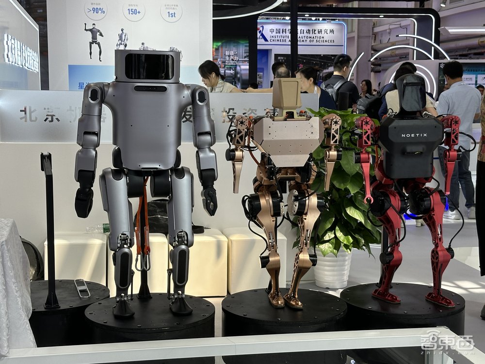 逛遍世界机器人大会：27款人形机器人爆场，机械臂大跳刀群舞，仿生人逼真到恐怖