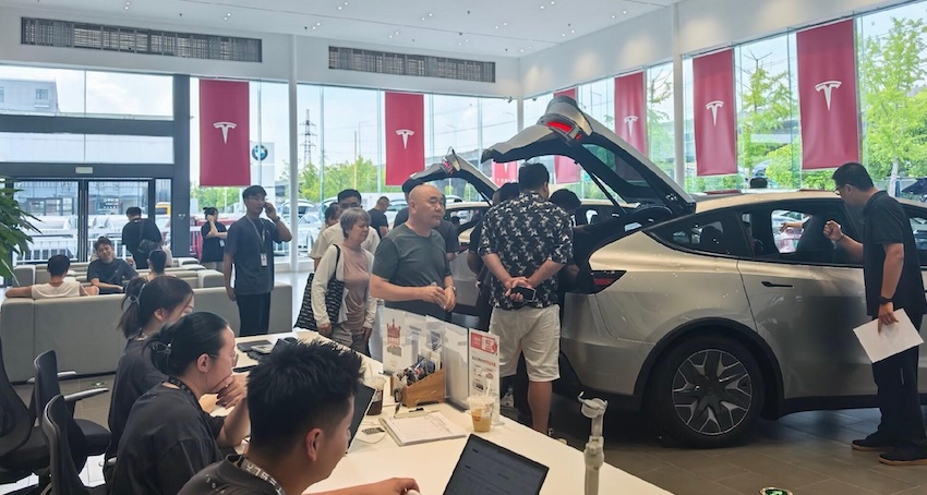 特斯拉Model Y L卖爆了！6天卖空一个月产能，工作日顾客挤爆门店，暴雨还来看车