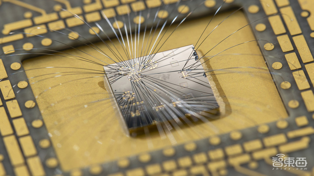 微軟甩出量子計算核彈！巴掌大芯片，算力將干翻全球計算機