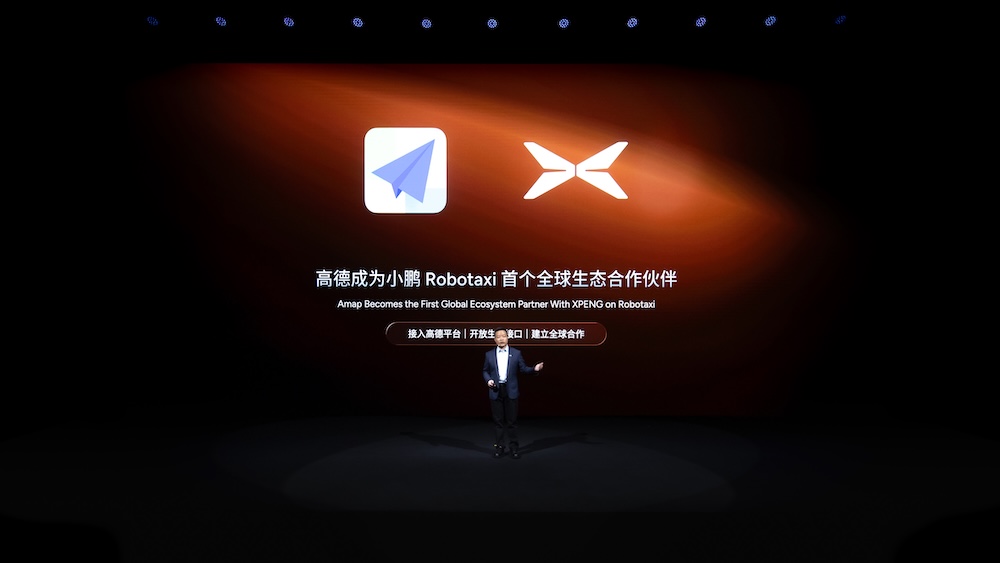 物理AI激战正酣！小鹏与特斯拉交锋白热化