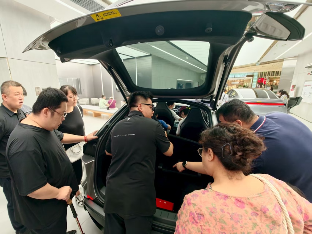 特斯拉Model Y L卖爆了！6天卖空一个月产能，工作日顾客挤爆门店，暴雨还来看车