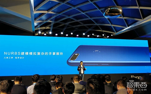 荣耀畅玩7C发布:899起售 打破双摄手机低价记录