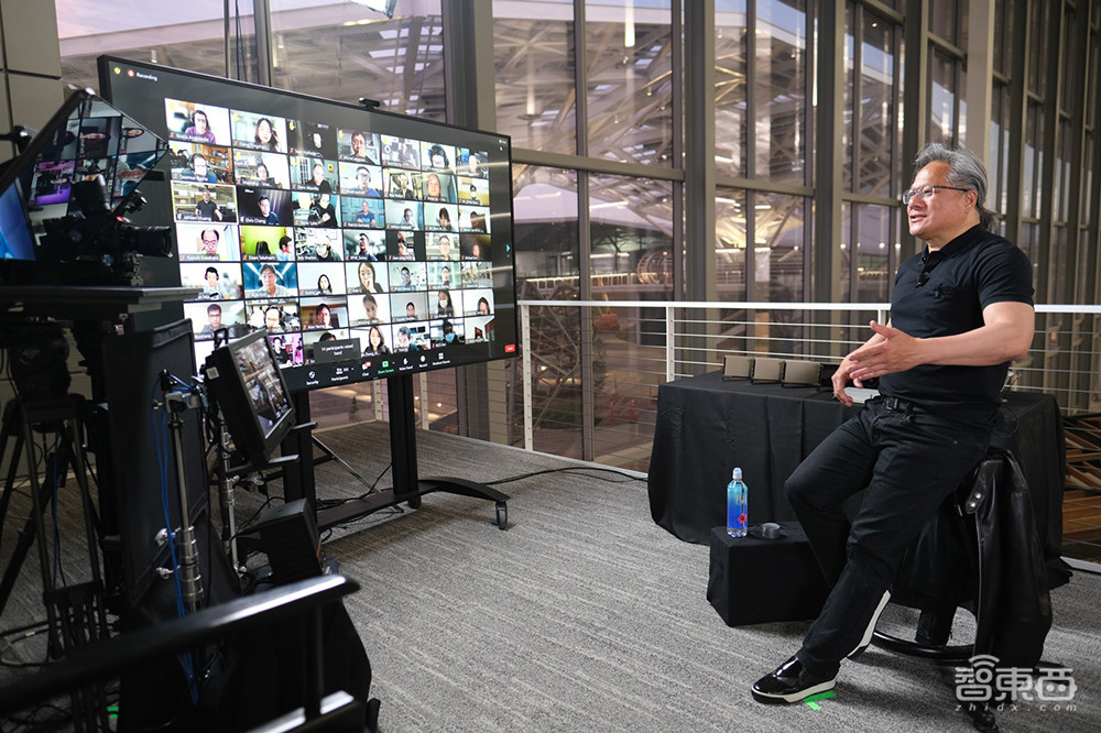 与黄仁勋面对面：云游新总部，大谈元宇宙，对收购Arm有信心