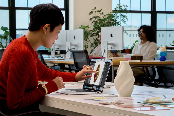 2.3万元起！首款触屏MacBook来了，苹果Logo重新发光点亮