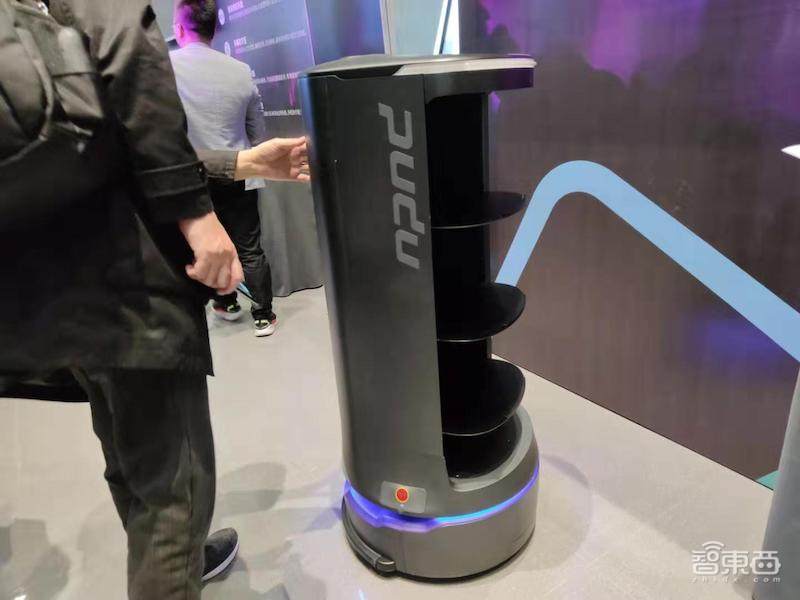 普渡推送餐回盘两款机器人，首次采用3D全向避障，售价6.2万