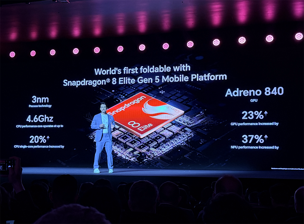 荣耀机器人手机亮相MWC！高通Chris Patrick演讲：助力双旗舰加速个人AI体验