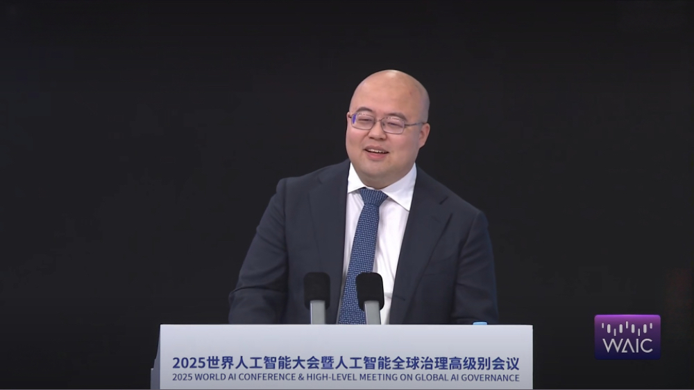 诺奖得主Hinton中国首讲,金句频出:人类或是大语言模型!一文看尽WAIC开幕式干货