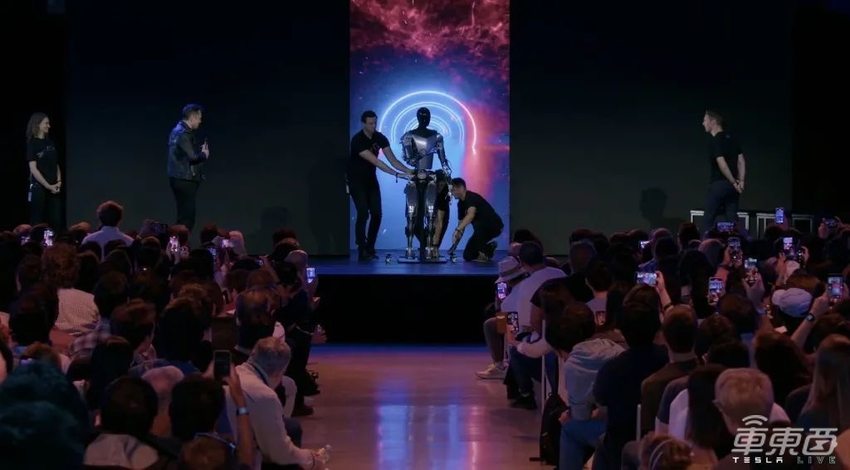 特斯拉搞事情：人形机器人能搬快递了！FSD年底可全球推送