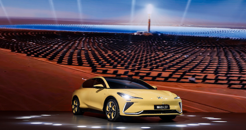 智己LS7预售价格35万起，配备半幅式方向盘和零重力座椅