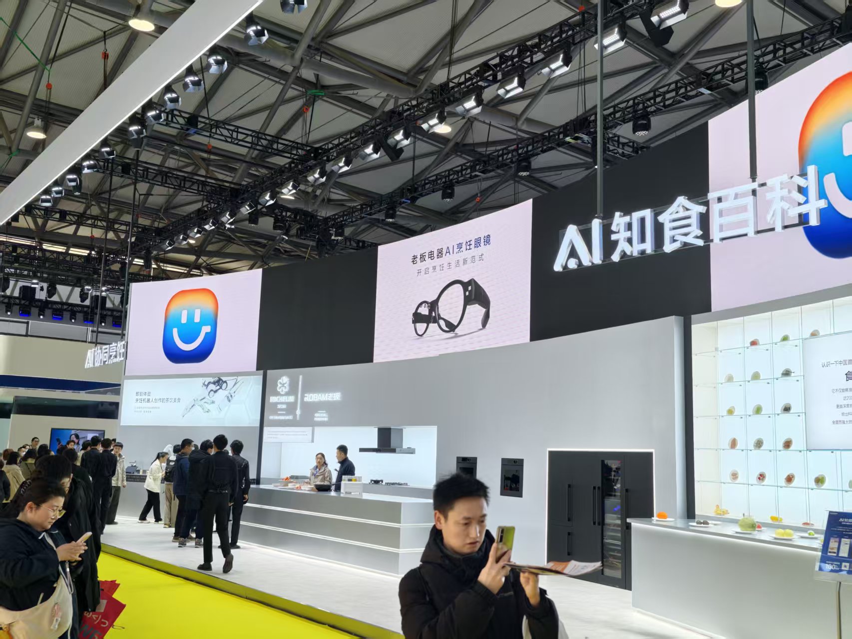 暴走两万步逛遍中国版CES!AI养龙虾、人形机器人火爆,追觅手机上手