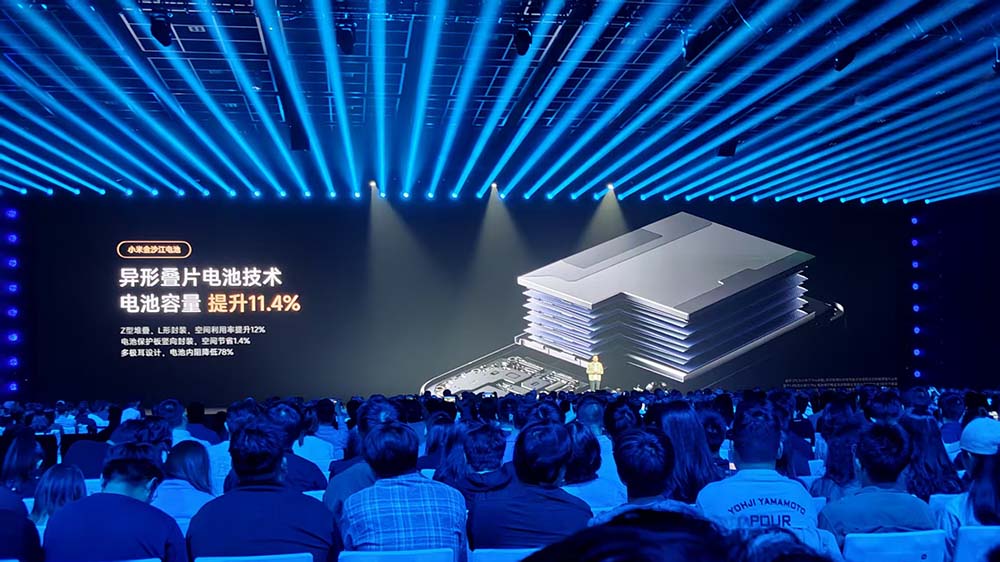 雷军160分钟演讲揭秘!海量造芯和造车细节,小米17五大技术硬刚苹果