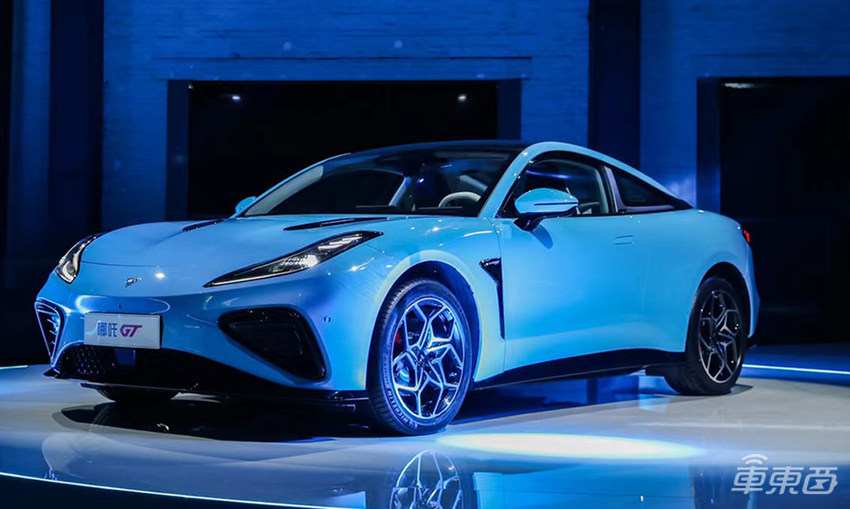 哪吒汽车首款双门四座纯电跑车亮相，基于山海平台打造