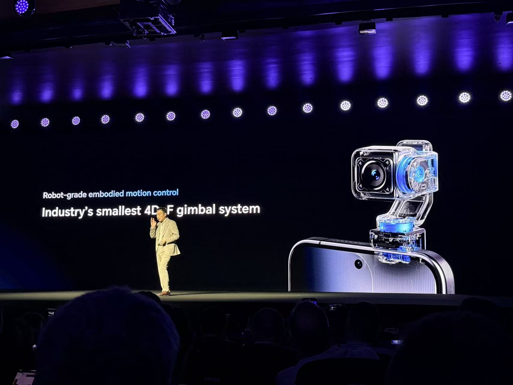 刚刚,荣耀人形机器人热舞亮相欧洲!全球第一个“机器人手机”真机首秀