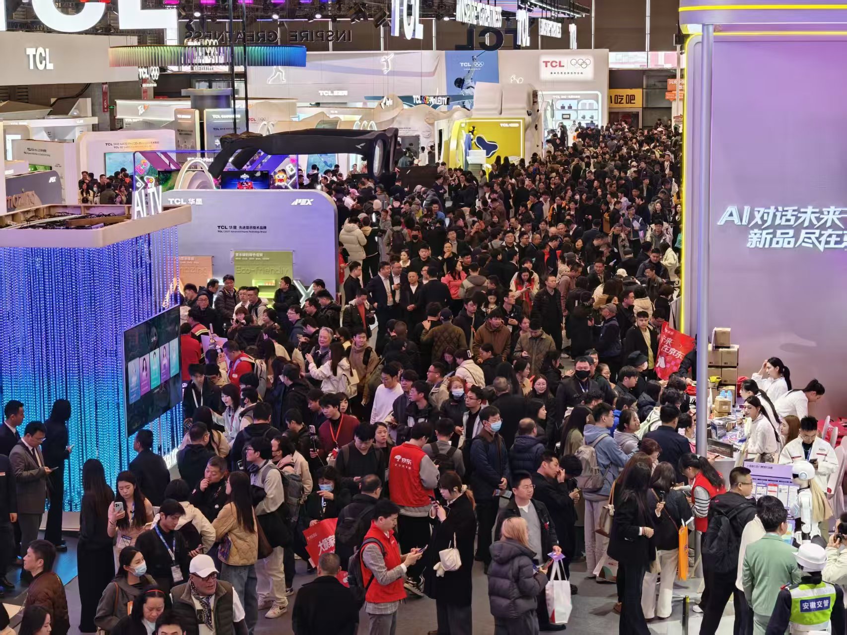 暴走两万步逛遍中国版CES!AI养龙虾、人形机器人火爆,追觅手机上手