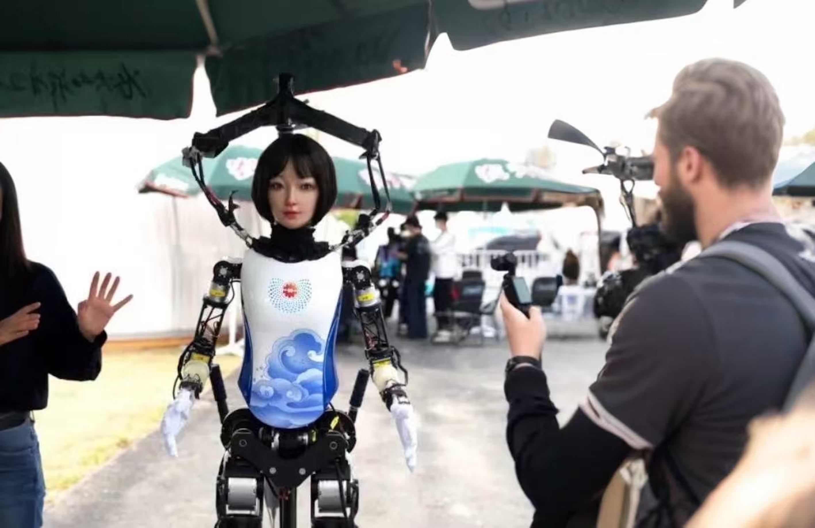 全球首个人形机器人马拉松!宇树和众擎组队,参赛阵容太炸了