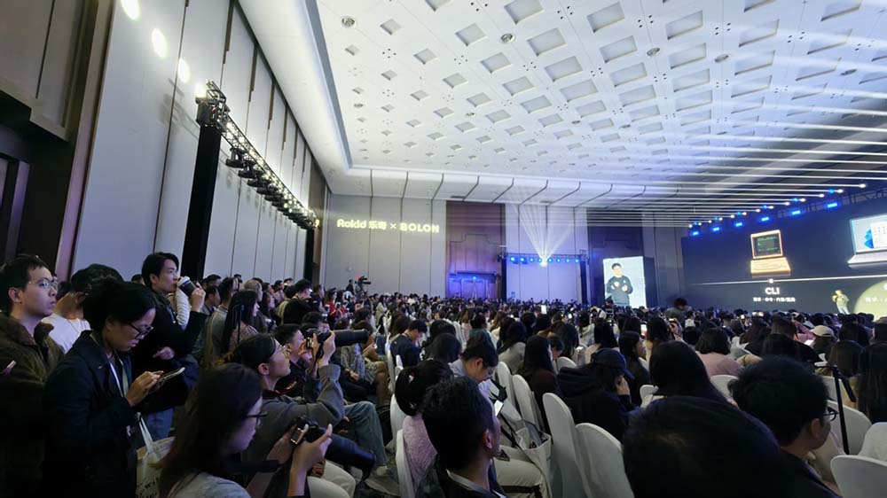 1500万次使用!日均佩戴8小时,同比增长800%,AI眼镜迎来“iPhone时刻”