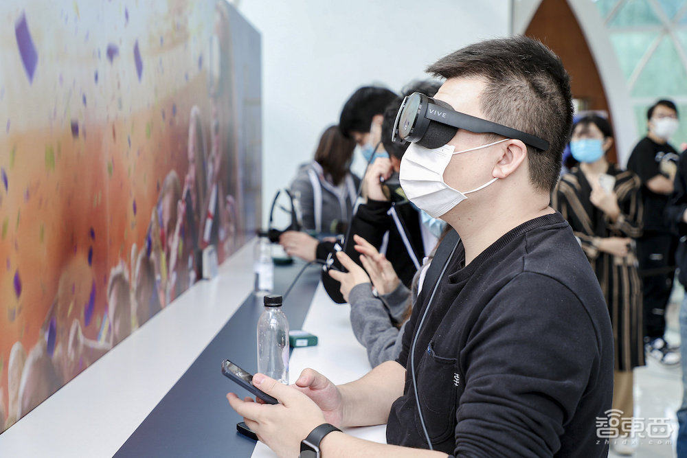 HTC VIVE Flow首发体验:手机化身控制器,应用生态有惊喜