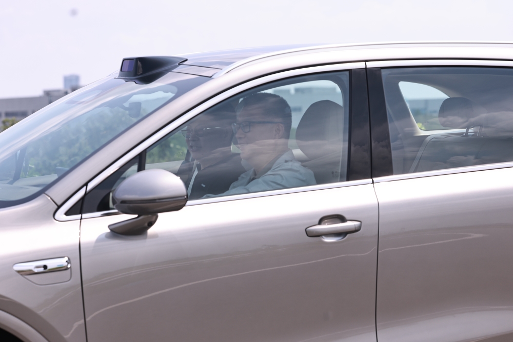 余承东亲自试乘!华为上汽首款车要来了,或18万起售