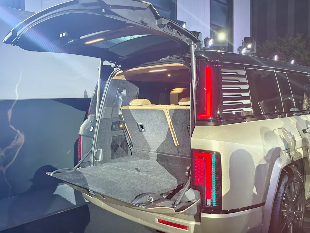 128万起!比亚迪车皇开卖,戴24K黄金车标,还能隔空开车窗