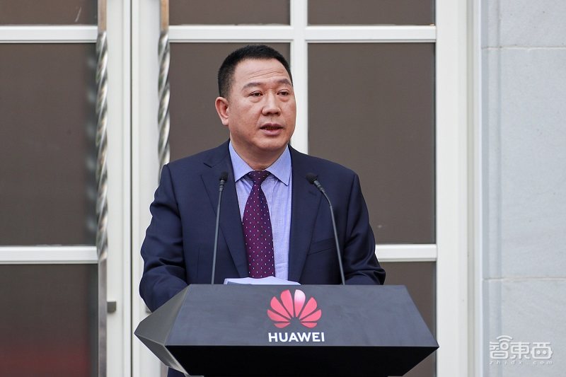 华为反击!美国老实掏钱,华为官宣5G专利收费:每部手机最高2.5美元