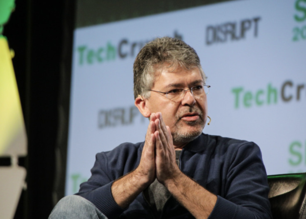 苹果Siri升级搁浅：轻资产路线受阻，缺自研芯、数据中心、训练数据