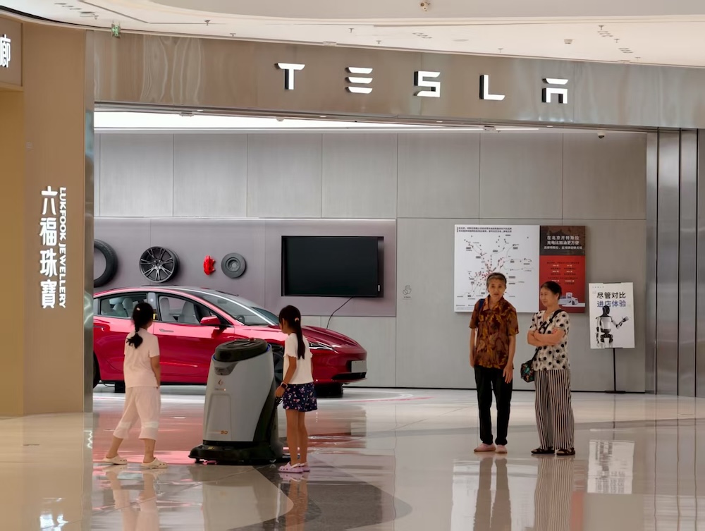 特斯拉Model Y L卖爆了！6天卖空一个月产能，工作日顾客挤爆门店，暴雨还来看车