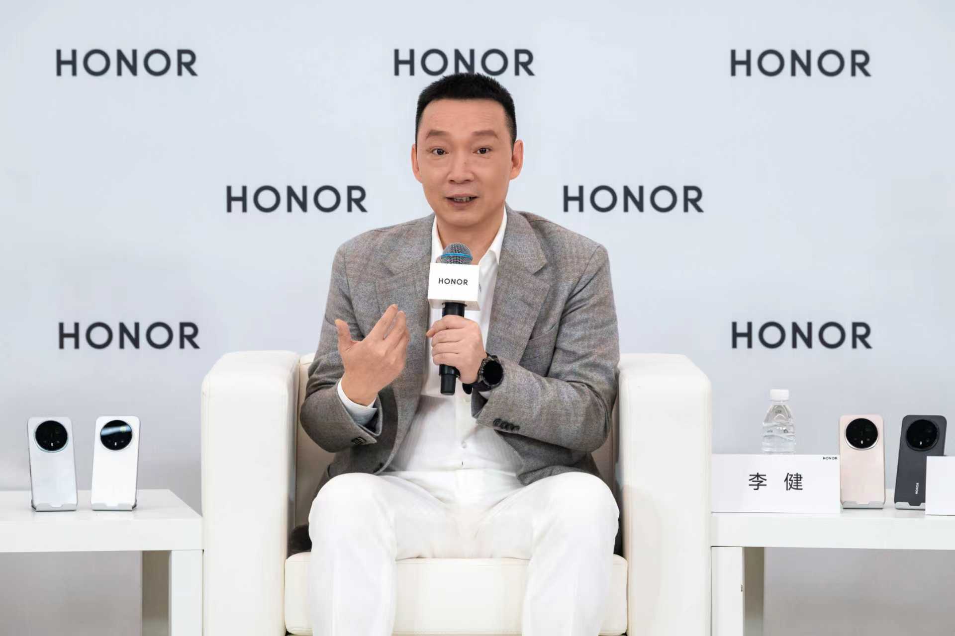 AI手機(jī)到底該往哪走？榮耀先蘋果一步找到新解