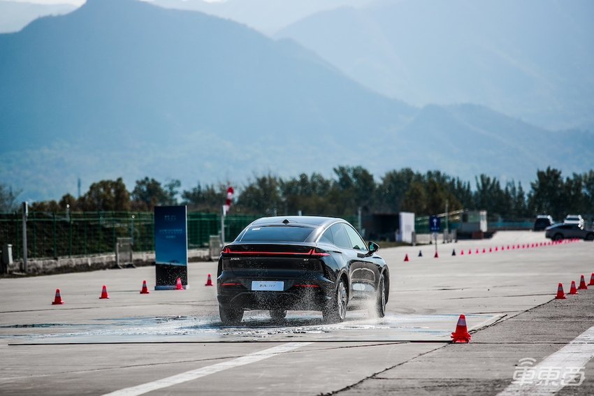 场地试驾24款飞凡R7：大扭矩后驱不推头，主打智能舒适体验