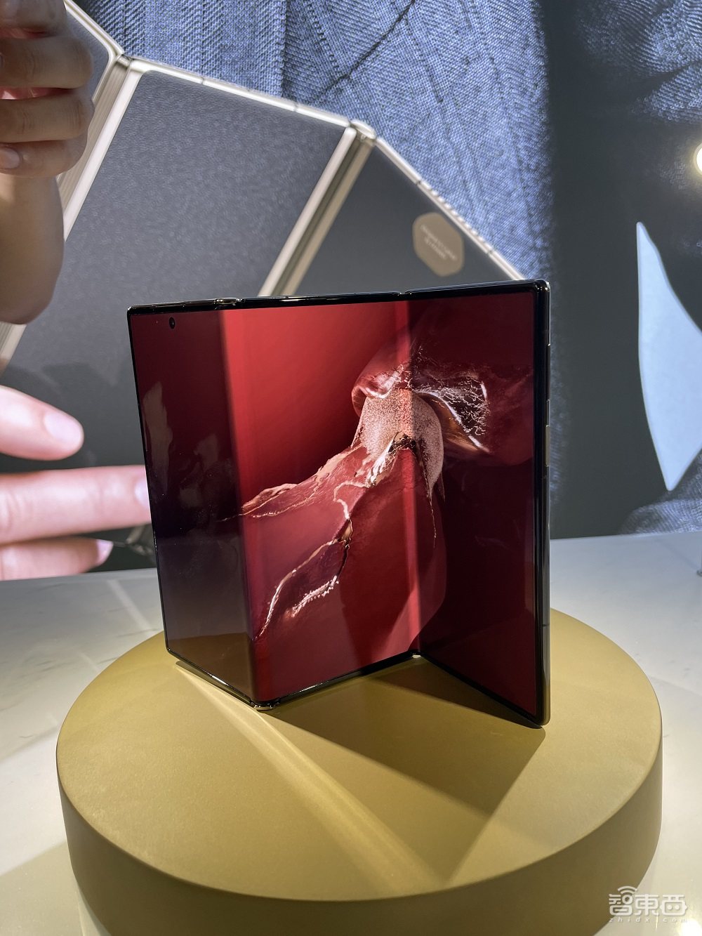 2万一台的华为三折叠,被黄牛炒到逆天65万,屏幕铰链多项行业首发黑科技