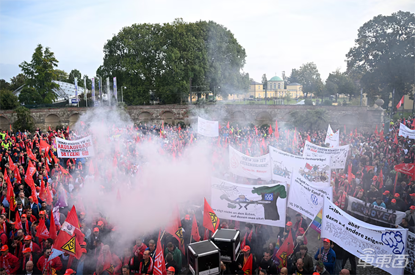 大众集团或降本300亿!销量营收双下滑,计划关闭部分德国工厂