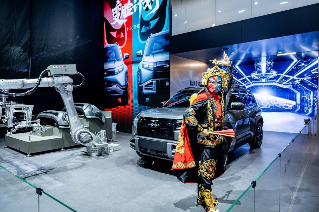 方程豹钛3“变脸计划”来了，成都车展现场两分钟换脸