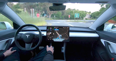 后怕！司機(jī)睡著了，特斯拉一邊超車，一邊撞路樁