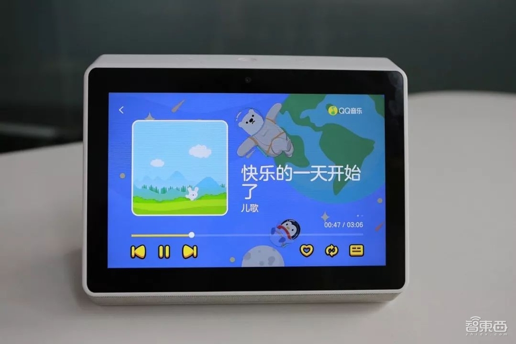 腾讯叮当智能屏发布!超远语音识别,智能音箱上的视听盛宴!