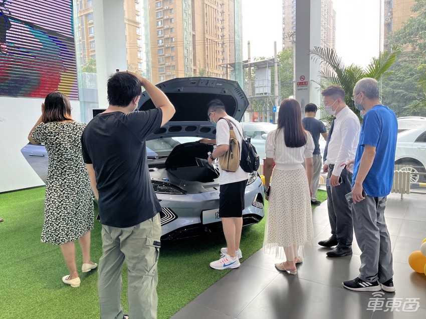 6万人等提车，特斯拉平替，比亚迪海豹有这么火？