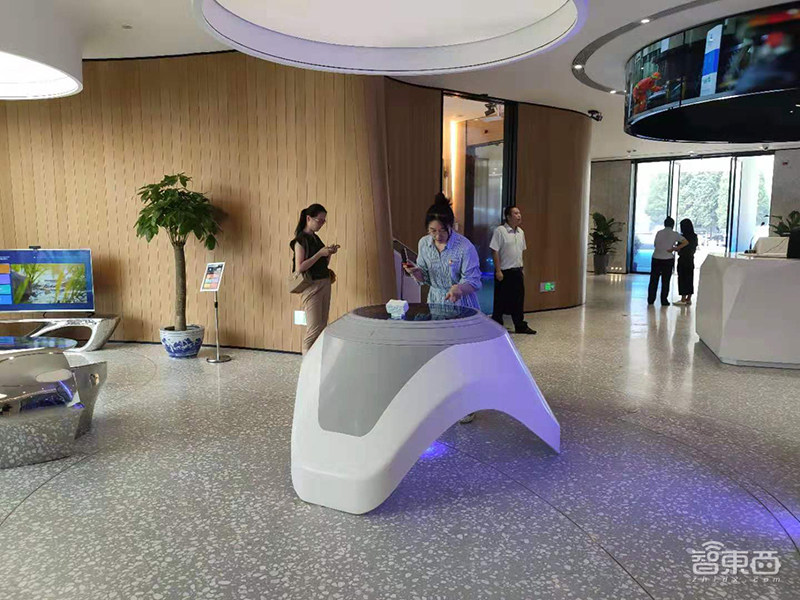 亲密接触建行女机器人前台!首家5G+智慧银行有何神秘?