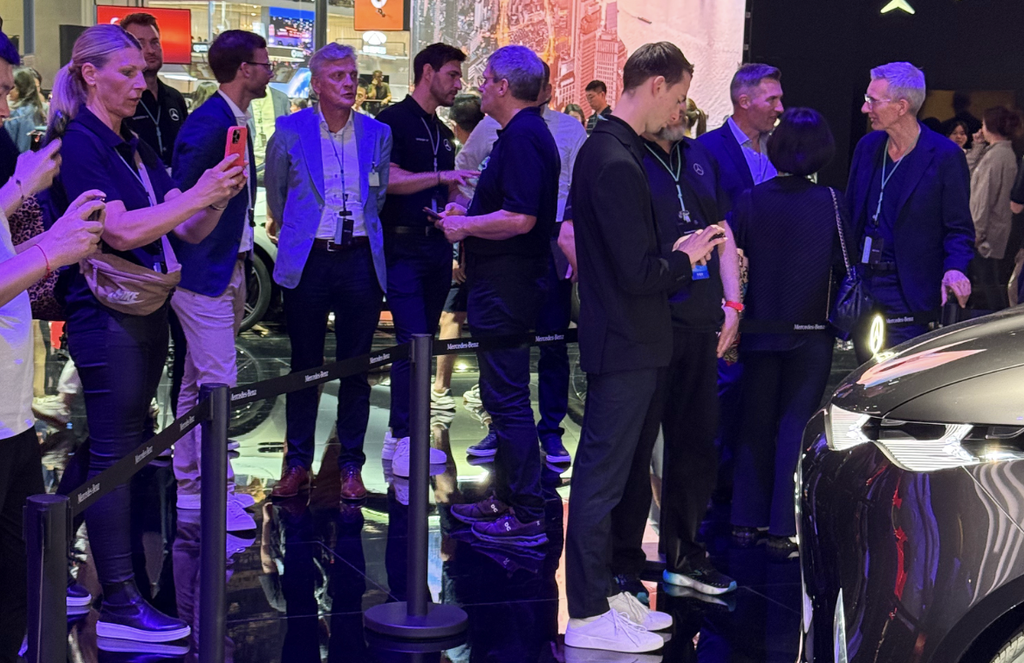 上海车展首日：雷军没来小米展台仍爆满，余承东预言新车“大爆”，何小鹏忙着遛“人”