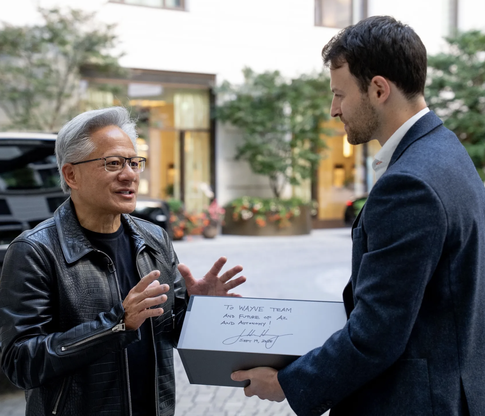 黄仁勋“撒钱”创纪录!英伟达超级AI帝国崛起,但没带中国玩