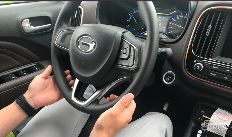 实测国内首台自动驾驶出租车！打个电话就能坐