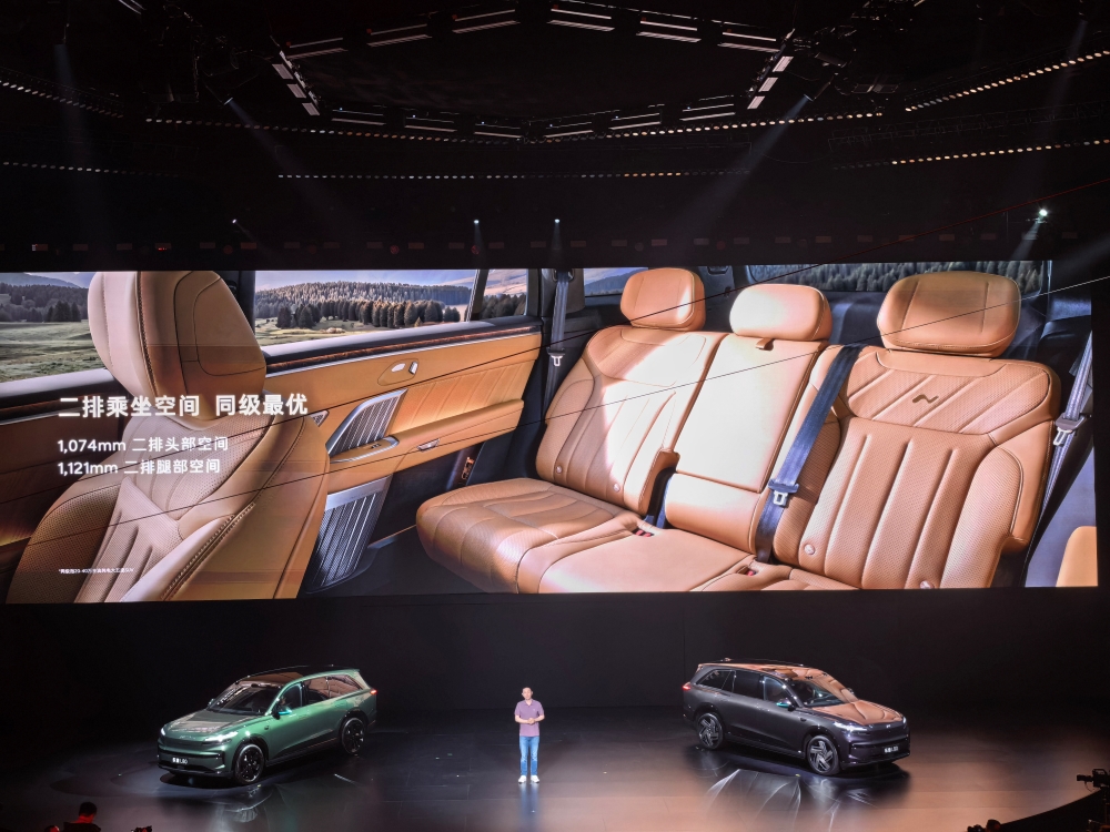 乐道L80 24.28万起开售！李斌20分钟光速发布，现场展示车内大空间