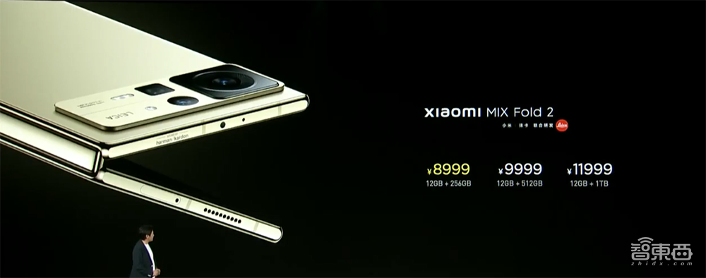 雷军亮出造车大招,和小米人形机器人玩自拍,自曝30年创业“黑历史”