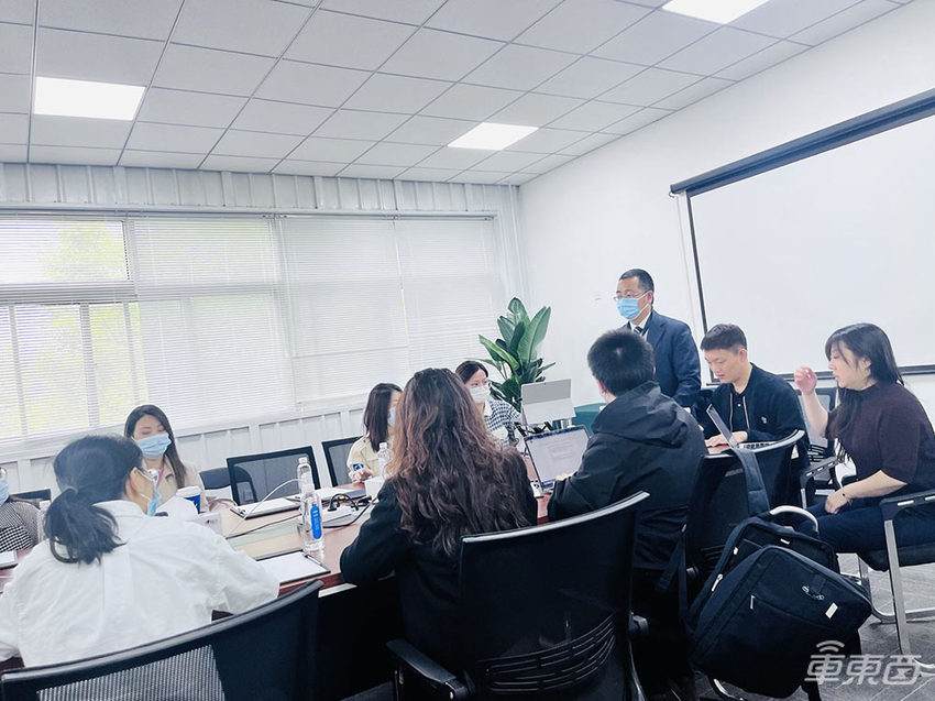 百度首批主驾无人车上路了,预计年底拿掉安全员