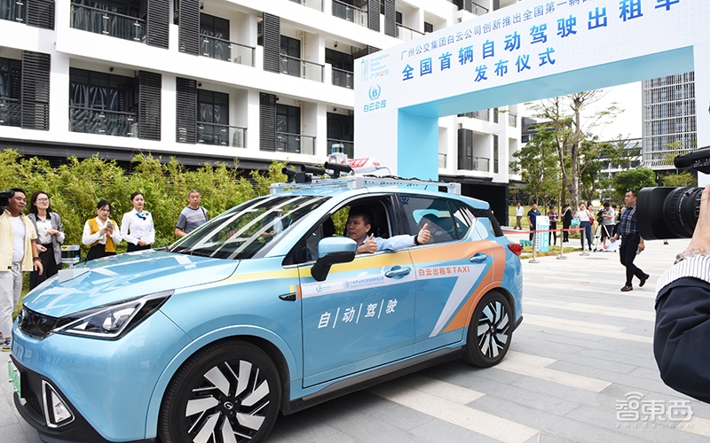实测国内首台自动驾驶出租车！打个电话就能坐